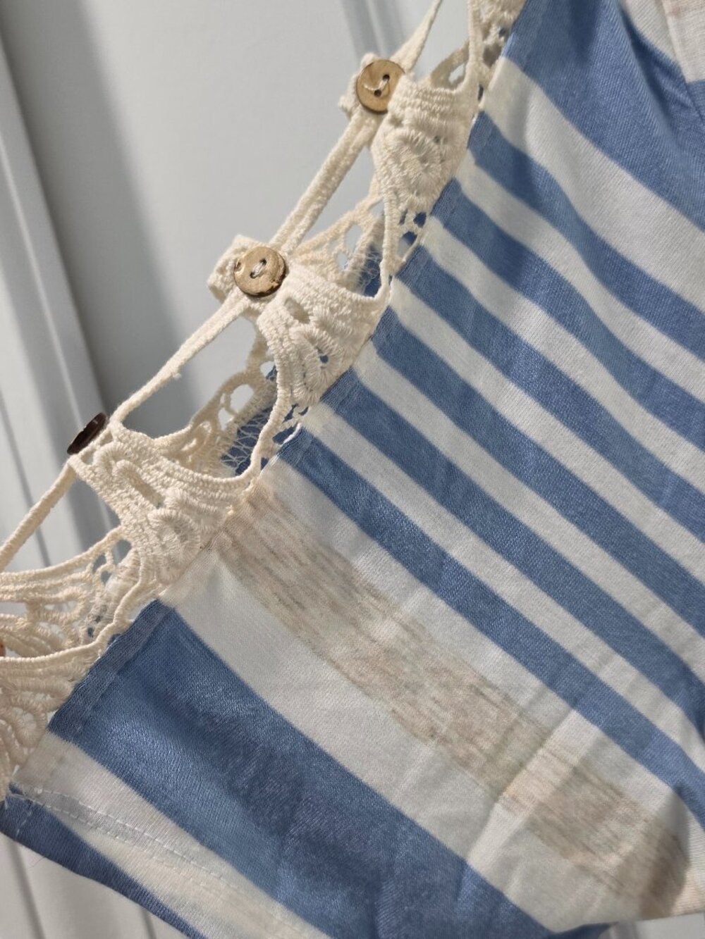 Summer Tshirt with lovely macrame peekaboo sleeves